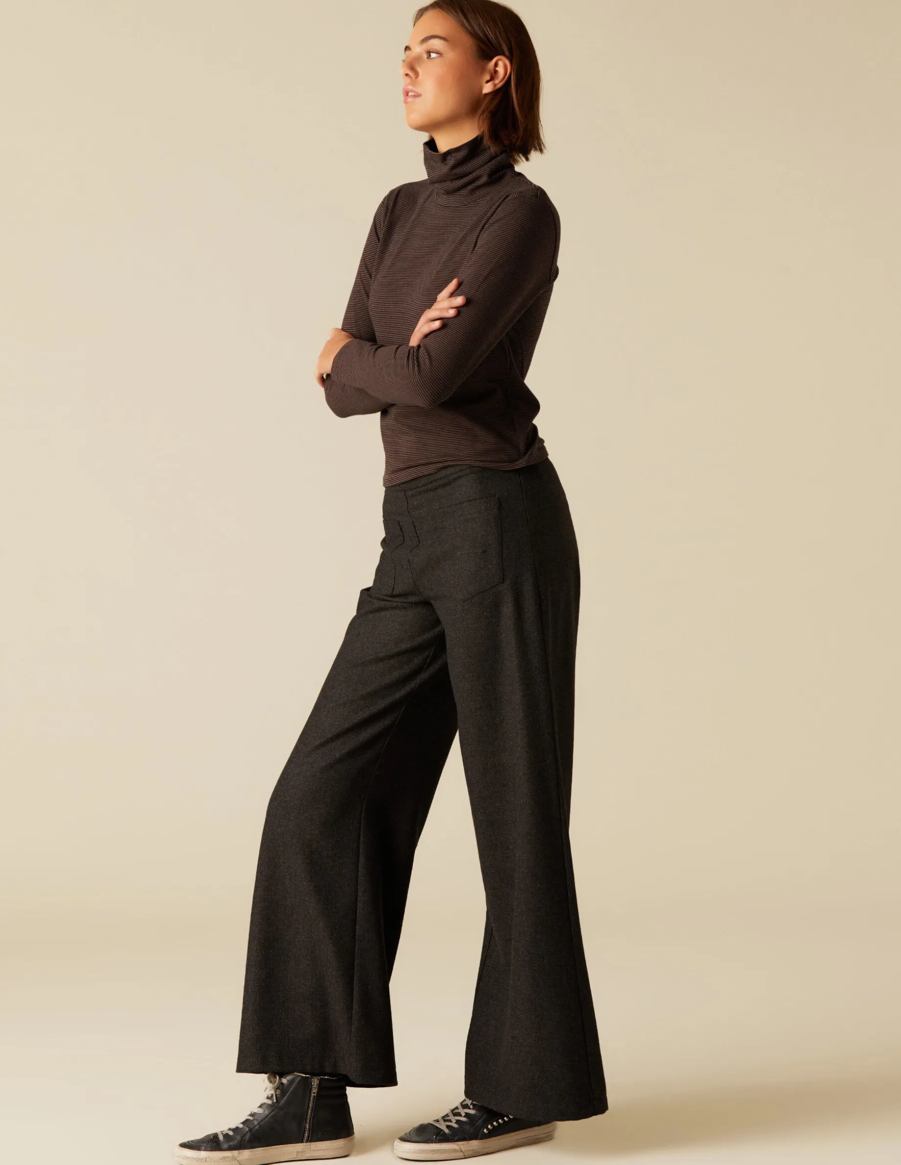 Best Sale NÍCOLI CAMISETA SOLIDARIA CUELLO VUELTO RAYA MARRÓN Marrones