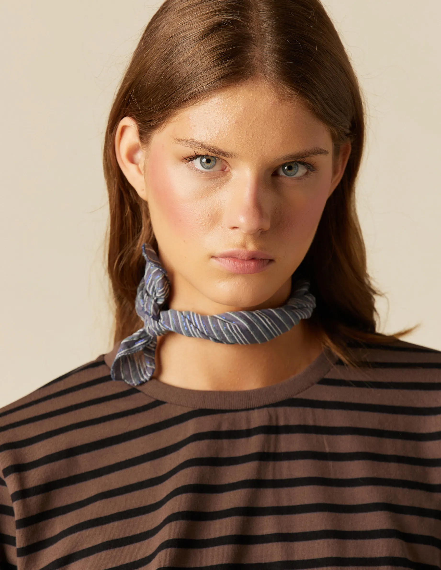 Hot NÍCOLI CAMISETA SOLIDARIA RAYAS MARRÓN Marrones